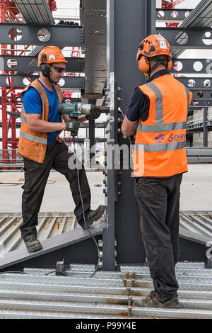 Lavoratori siderurgici su un sito in costruzione Foto Stock