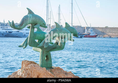RHODES, Grecia - 26 agosto: Dolphin statua presso la spiaggia di Kolona porto al di fuori della Città Vecchia in Agosto 26, 2017 nella città di Rodi, Grecia Foto Stock
