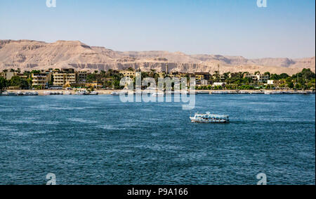 Fiume traversata in battello sul fiume Nilo, Luxor a West Bank, Luxor, Egitto, Africa Foto Stock