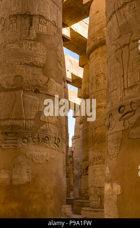 Cartiglio egiziano hieroglyph su colonne di pietra, grande hypostyle hall, distretto di Amon Ra, Tempio di Karnak. Luxor, Egitto, Africa Foto Stock