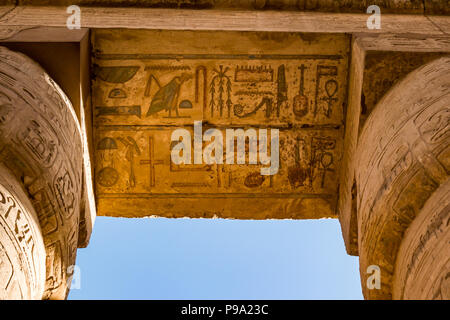 Colorati geroglifici egiziani dipinti in cima alle colonne, grande quartiere di sala ipostile di Amun Ra, Tempio di Karnak, Luxor, Egitto, Africa Foto Stock