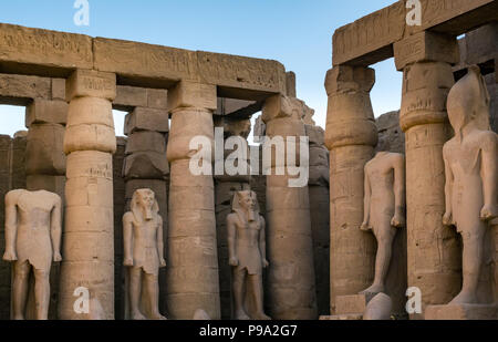 Ramses II grande corte con colonne di papiro in colonnato e colossi figure, Tempio di Luxor Luxor Egitto, Africa Foto Stock