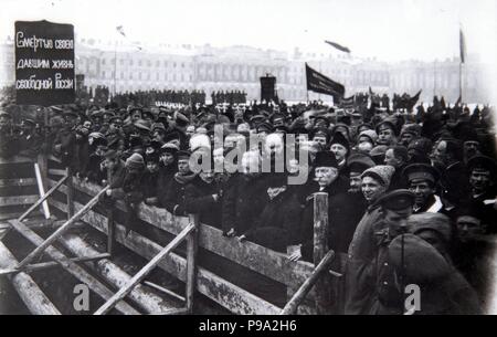 I membri del governo provvisorio presso la tomba di massa della Rivoluzione di febbraio le vittime del Campo di Marte. Museo: Stato russo, film e foto di archivio, Krasnogorsk. Foto Stock