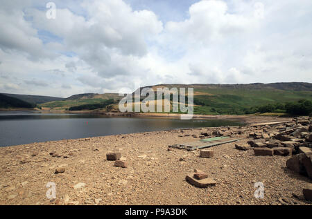 È sotto embargo per 0001 Martedì 17 Luglio livello basso di acqua sulla pietra Colomba serbatoio sulla Saddleworth Moor vicino a Oldham come milioni di persone si trovano di fronte a un tubo flessibile di divieto, acqua società United Utilities ha annunciato. Foto Stock