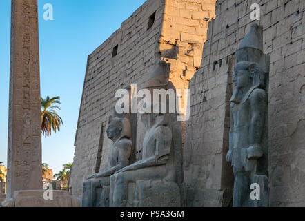 Colossi figure di Ramses II in ingresso pilone esterno, Tempio di Luxor Luxor Egitto, Africa Foto Stock