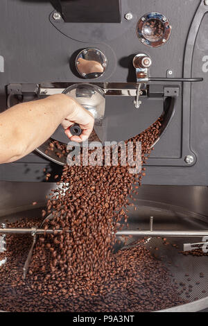 I chicchi di caffè dopo il processo di tostatura Foto Stock
