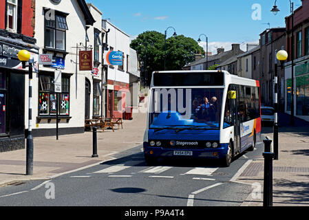 Bus sulla strada alta, Dalton, Cumbria, England Regno Unito Foto Stock