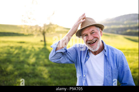 Ritratto di un uomo anziano in primavera la natura. Copia dello spazio. Foto Stock