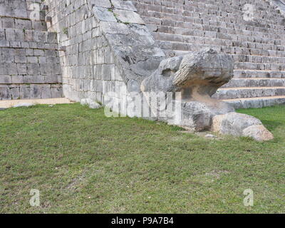 Serpente Piumato scultura alla base delle scale della Piramide di Kukulkan a Chichen Itza città maya a impressionanti siti archeologici in Messico nel 2018 W Foto Stock