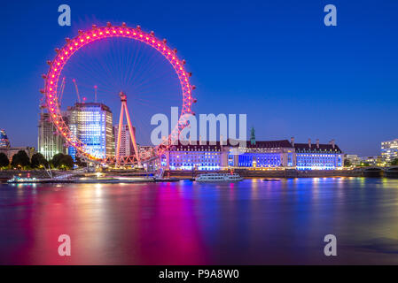 Riva del Tamigi a Londra Foto Stock