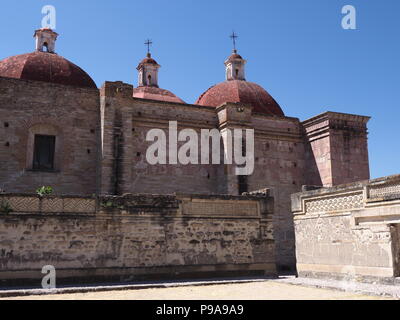 Cortile della chiesa di San Pedro a Mitla città importante sito archeologico di zapoteco cultura in stato di Oaxaca, Messico paesaggi, cielo blu chiaro nel 2018 Foto Stock