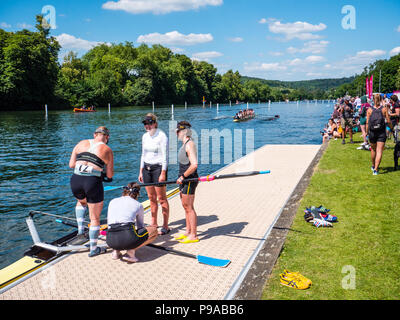 Donna del Team di canottaggio preparare barca, Racing, regata, Henley-on-Thames, Oxfordshire, Inghilterra, Regno Unito, GB. Foto Stock