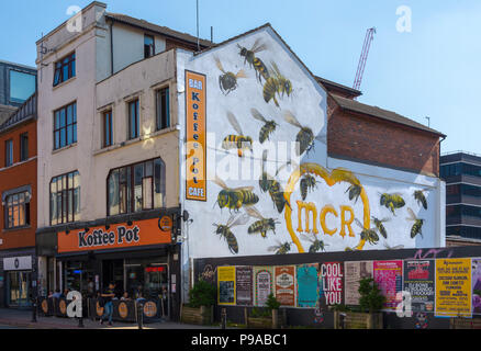 Il Koffee Pot cafe con un'ape dipinto a parete Qubek (Russell Meeham), Oldham Street, Northern Quarter, Manchester, Inghilterra, Regno Unito Foto Stock