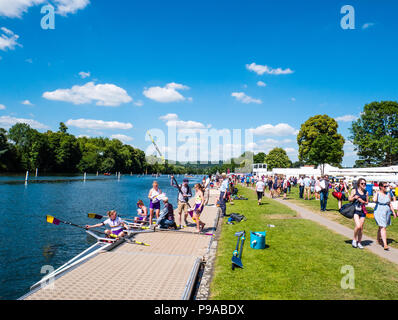 Donna del Team di canottaggio preparare barca, Racing, regata, Henley-on-Thames, Oxfordshire, Inghilterra, Regno Unito, GB. Foto Stock