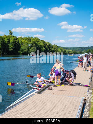 Donna del Team di canottaggio preparare barca, Racing, regata, Henley-on-Thames, Oxfordshire, Inghilterra, Regno Unito, GB. Foto Stock