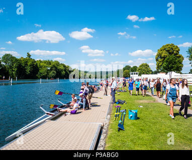 Donna del Team di canottaggio preparare barca, Racing, regata, Henley-on-Thames, Oxfordshire, Inghilterra, Regno Unito, GB. Foto Stock