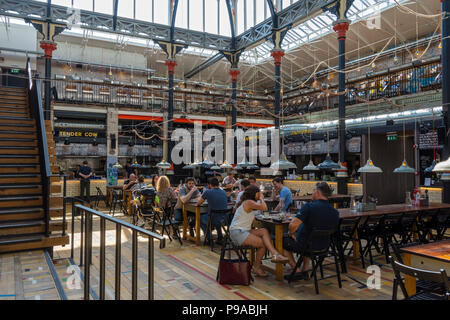 All'interno del Mackie sindaco edificio, un ex vittoriana di mercato di carne, ora un cibo e bevanda in uscita, Northern Quarter, Manchester, Inghilterra, Regno Unito Foto Stock