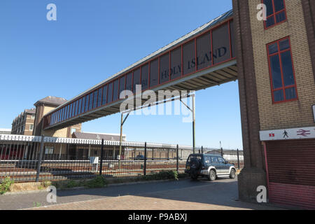 Ponte pedonale per la stazione ferroviaria, Holyhead, Anglesey Foto Stock