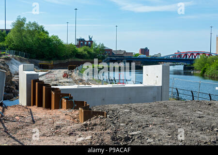 Supporti a ponte per il Metrolink Trafford Park linea di tram, in costruzione presso il Pomona, Trafford, Manchester, Inghilterra, Regno Unito Foto Stock