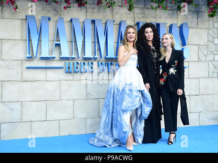 Lily James, Cher e Amanda Seyfried partecipando alla premiere di Mamma Mia! Qui andiamo ancora detenute all'Eventim Hammersmith Apollo, Londra. Foto Stock