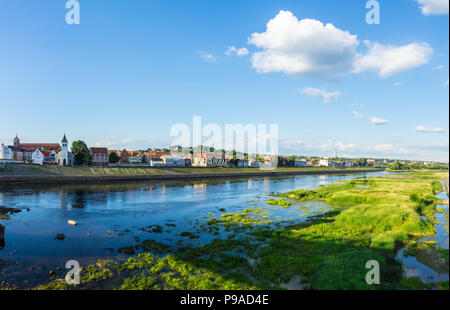 La Lituania, Kaunas edifici della città riflettendo in acqua di fiume panorama XXL Foto Stock