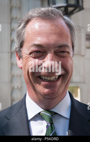 Millbank Studios di Londra, Regno Unito. Il 12 maggio 2016. Leader dell'UKIP Nigel Farage arriva a Millbank Studios di Westminster a Londra. Foto Stock