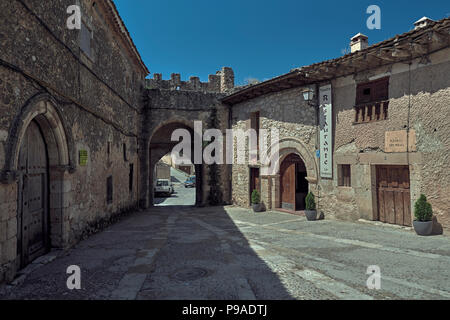 Porta di ingresso attraverso la parete del Segoviano città di Maderuelo, nella provincia di Segovia, Castilla y Leon, Spagna, Europa Foto Stock