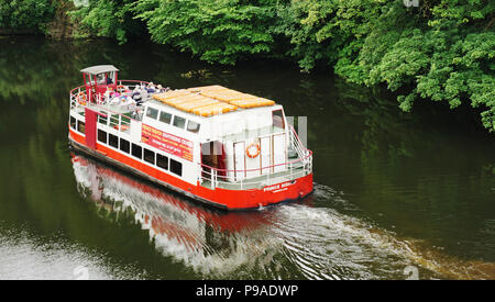 Il principe vescovo piacere Cruiser in barca a vela lungo il fiume usura in Durham City Inghilterra Foto Stock