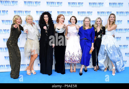 Christine Baranski, Judy Craymer, Cher, Jessica Keenan Wynn, Alexa Davies, Meryl Streep, Amanda Seyfried e Lily James partecipando alla premiere di Mamma Mia! Qui andiamo ancora detenute all'Eventim Hammersmith Apollo, Londra. Foto Stock