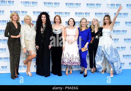 Christine Baranski, Judy Craymer, Cher, Jessica Keenan Wynn, Alexa Davies, Meryl Streep, Amanda Seyfried e Lily James partecipando alla premiere di Mamma Mia! Qui andiamo ancora detenute all'Eventim Hammersmith Apollo, Londra. Foto Stock