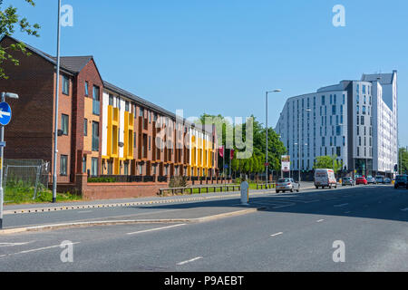 Moderna cittadina a schiera di case, Brunswick station wagon, Upper Brook Street, Manchester, Inghilterra, Regno Unito. Nick Everton casa a destra (alloggi per studenti). Foto Stock