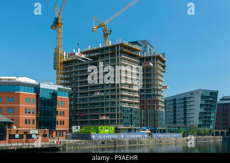 Il duetto di blocchi di appartamenti in costruzione, Erie Basin, Salford Quays, Manchester, Regno Unito Foto Stock