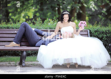 Sposa e lo sposo in appoggio su un banco di lavoro Foto Stock