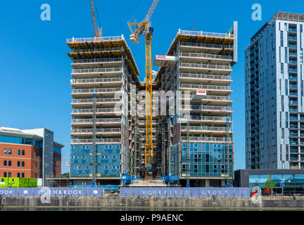 Il duetto di blocchi di appartamenti in costruzione, Erie Basin, Salford Quays, Manchester, Regno Unito Foto Stock