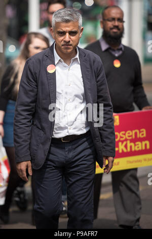 Regno riforma Chiesa, Rookstone Road, Tooting London, Regno Unito. Il 28 maggio 2016. Il sindaco di Londra Sadiq Khan campagne sul nome del candidato del lavoro per Tooti Foto Stock