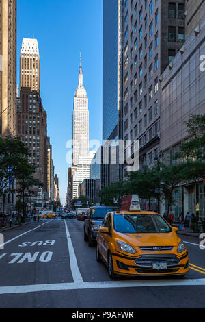 La città di New York / STATI UNITI D'America - 13 LUG 2018: Empire State building vista dal 34th street nel centro di Manhattan Foto Stock