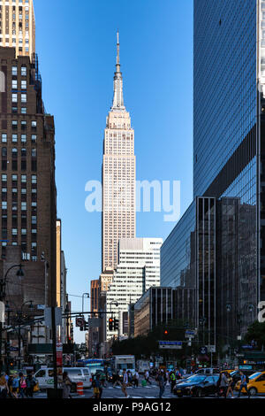 La città di New York / STATI UNITI D'America - 13 LUG 2018: Empire State building vista dal 34th street nel centro di Manhattan Foto Stock