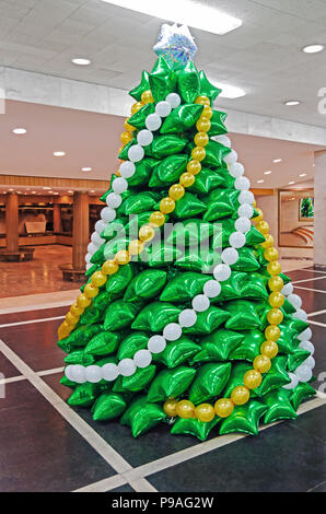 Creative albero di Natale fatto di palloncini gonfiabili di colore verde nel foyer del Teatro dell'Opera Foto Stock