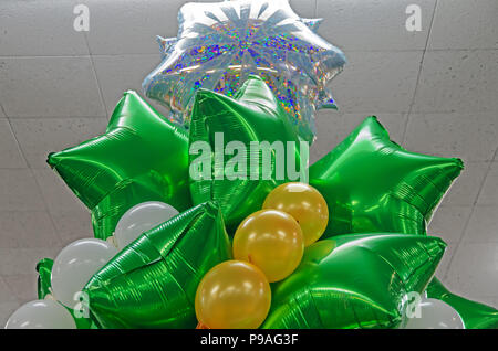 Creative albero di Natale fatto di palloncini gonfiabili di colore verde di close-up Foto Stock