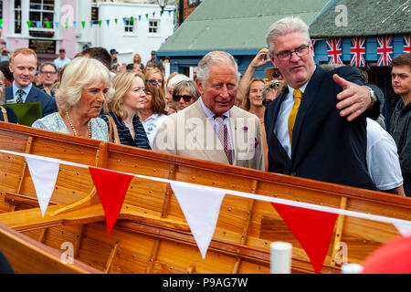 Editoriale: i membri del pubblico e British Roayalty. S.a.r. il principe Carlo e Camilla Duchessa di Cambridge, Fowey, Cornwall, 16/07/2018. TRH sono salutare Foto Stock