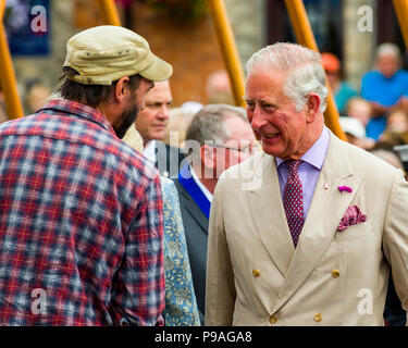 Editoriale: i membri del pubblico e British Roayalty. S.a.r. il principe Carlo e Camilla Duchessa di Cambridge, Fowey, Cornwall, 16/07/2018. TRH sono salutare Foto Stock