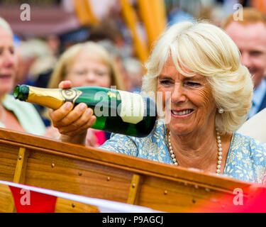 Editoriale: i membri del pubblico e British Roayalty. S.a.r. il principe Carlo e Camilla Duchessa di Cambridge, Fowey, Cornwall, 16/07/2018. TRH sono salutare Foto Stock