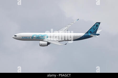 Un Airbus A330-900 neo offre un display durante il giorno di apertura del Farnborough Airshow internazionale in Hampshire. Foto Stock