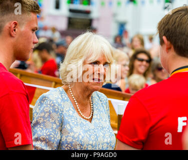 Editoriale: i membri del pubblico e British Roayalty. S.a.r. il principe Carlo e Camilla Duchessa di Cambridge, Fowey, Cornwall, 16/07/2018. TRH sono salutare Foto Stock