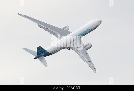 Un Airbus A330-900 neo offre un display durante il giorno di apertura del Farnborough Airshow internazionale in Hampshire. Foto Stock