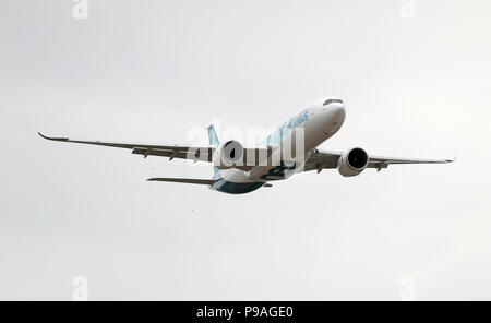 Un Airbus A330-900 neo offre un display durante il giorno di apertura del Farnborough Airshow internazionale in Hampshire. Foto Stock