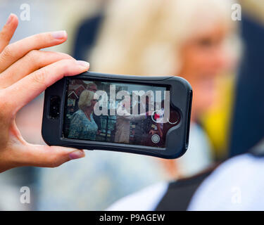 Editoriale: i membri del pubblico e British Roayalty. S.a.r. il principe Carlo e Camilla Duchessa di Cambridge, Fowey, Cornwall, 16/07/2018. TRH sono salutare Foto Stock