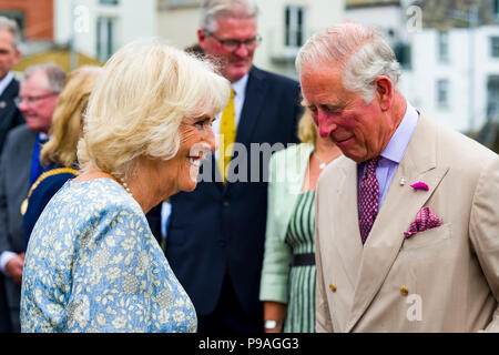 Editoriale: i membri del pubblico e British Roayalty. S.a.r. il principe Carlo e Camilla Duchessa di Cambridge, Fowey, Cornwall, 16/07/2018. TRH sono salutare Foto Stock