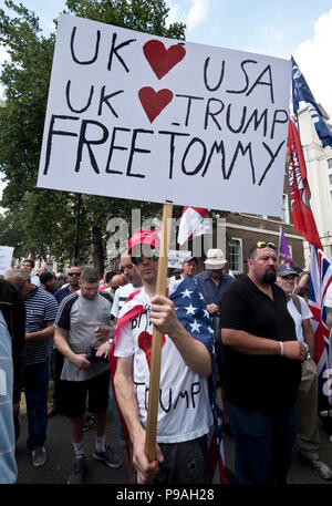 Estrema destra "Calcio Lads Alliance' Pro-Trump e libera Tommy Robinson ha tenuto una manifestazione di protesta con migliaia di sostenitori nel centro di Londra 14 Luglio 2018 Foto Stock