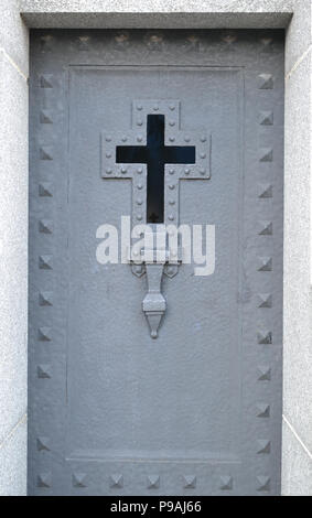 Cripta la porta a La Recoleta Cemetery in Buenos Aires, Argentina. Foto Stock